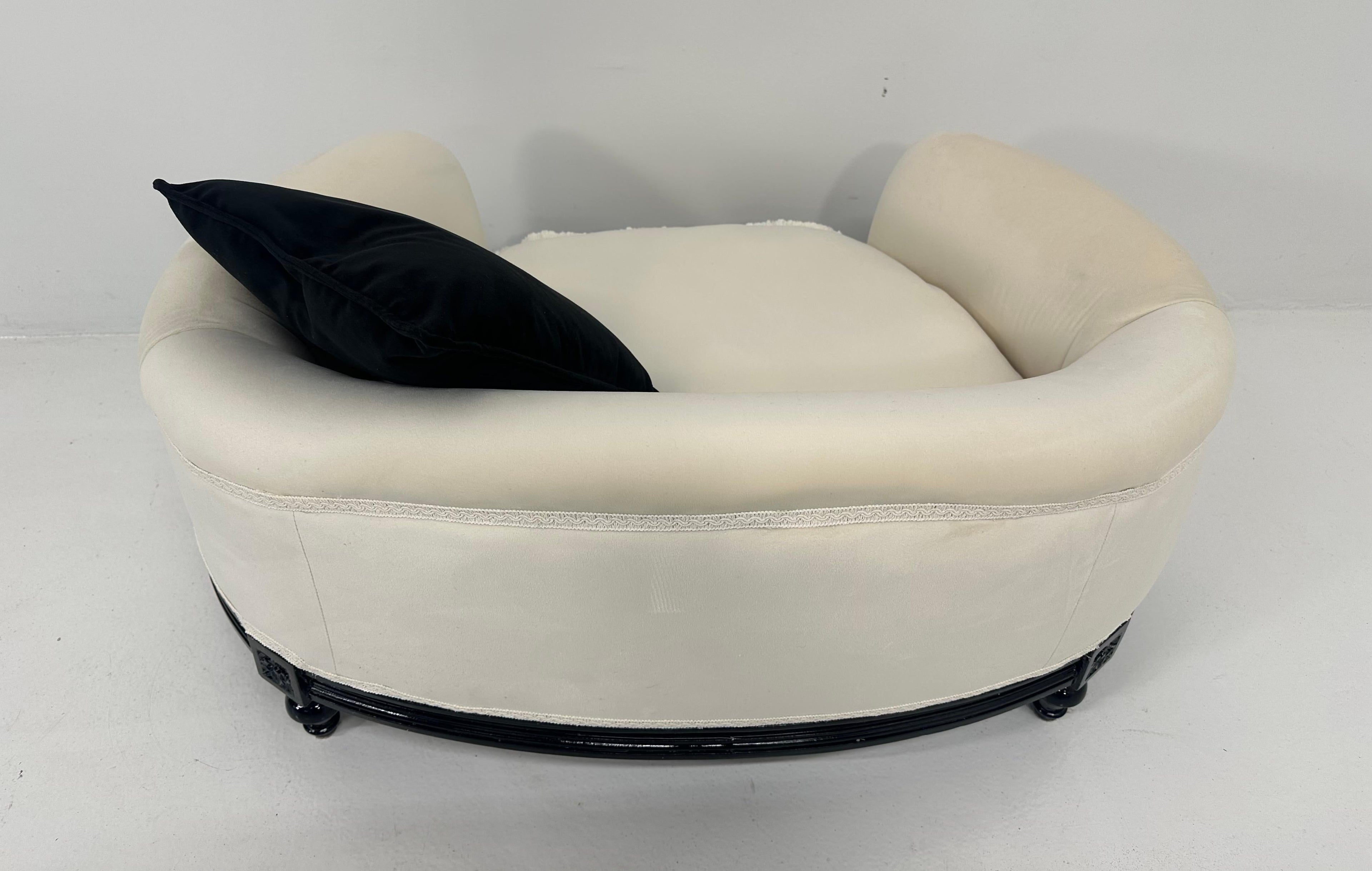 https://a.1stdibscdn.com/italian-louis-xvi-style-black-lacquered-and-white-velvet-dogs-bed-for-sale-picture-9/f_21033/f_417765221728826011549/tempImage0cdqQ5_master.jpg