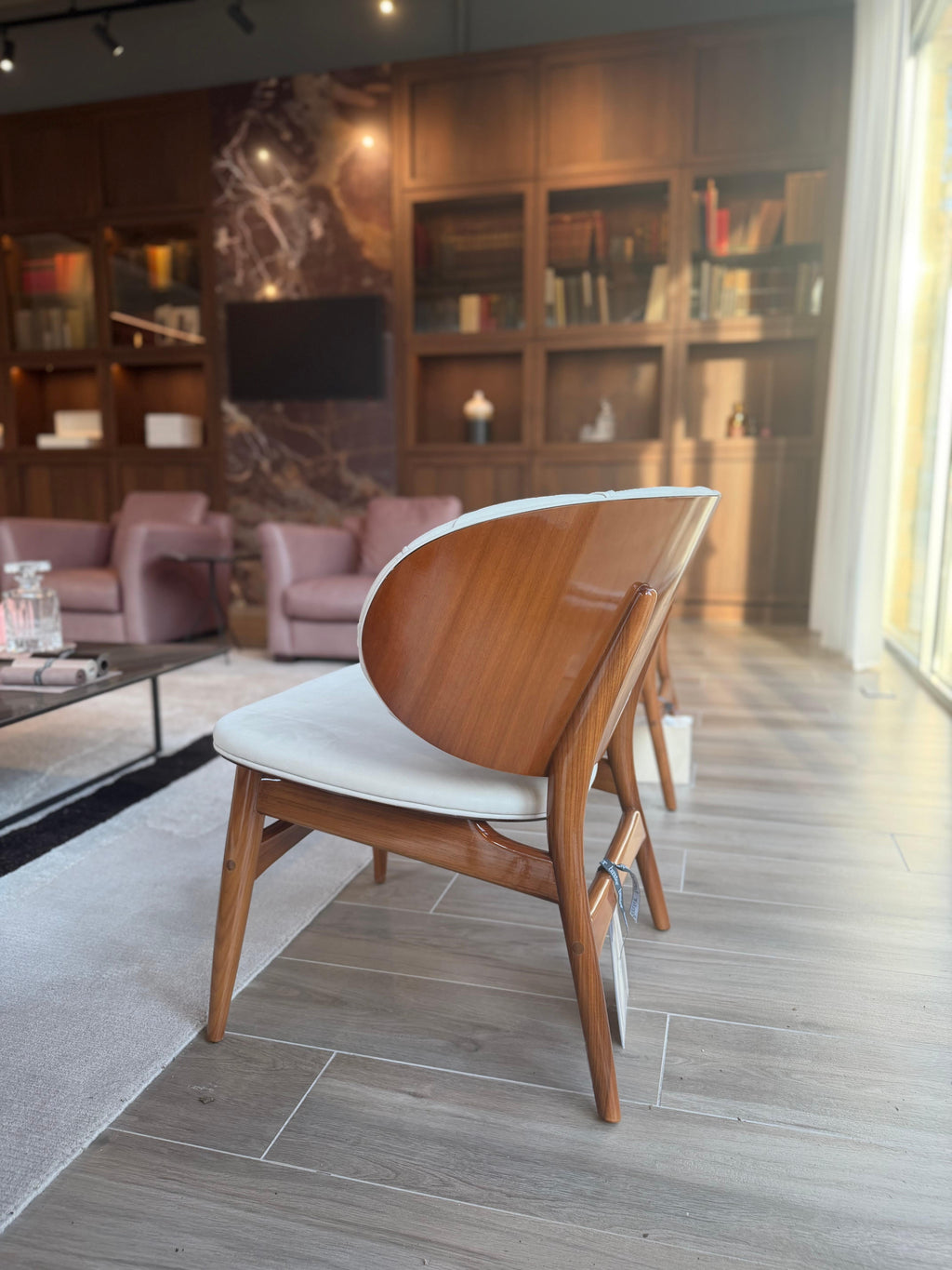 https://a.1stdibscdn.com/baxter-dalma-armchair-by-draga-aurel-tufted-leather-wood-for-sale-picture-4/f_108682/f_494480021774996221146/tempImage1rBojZ_master.jpg