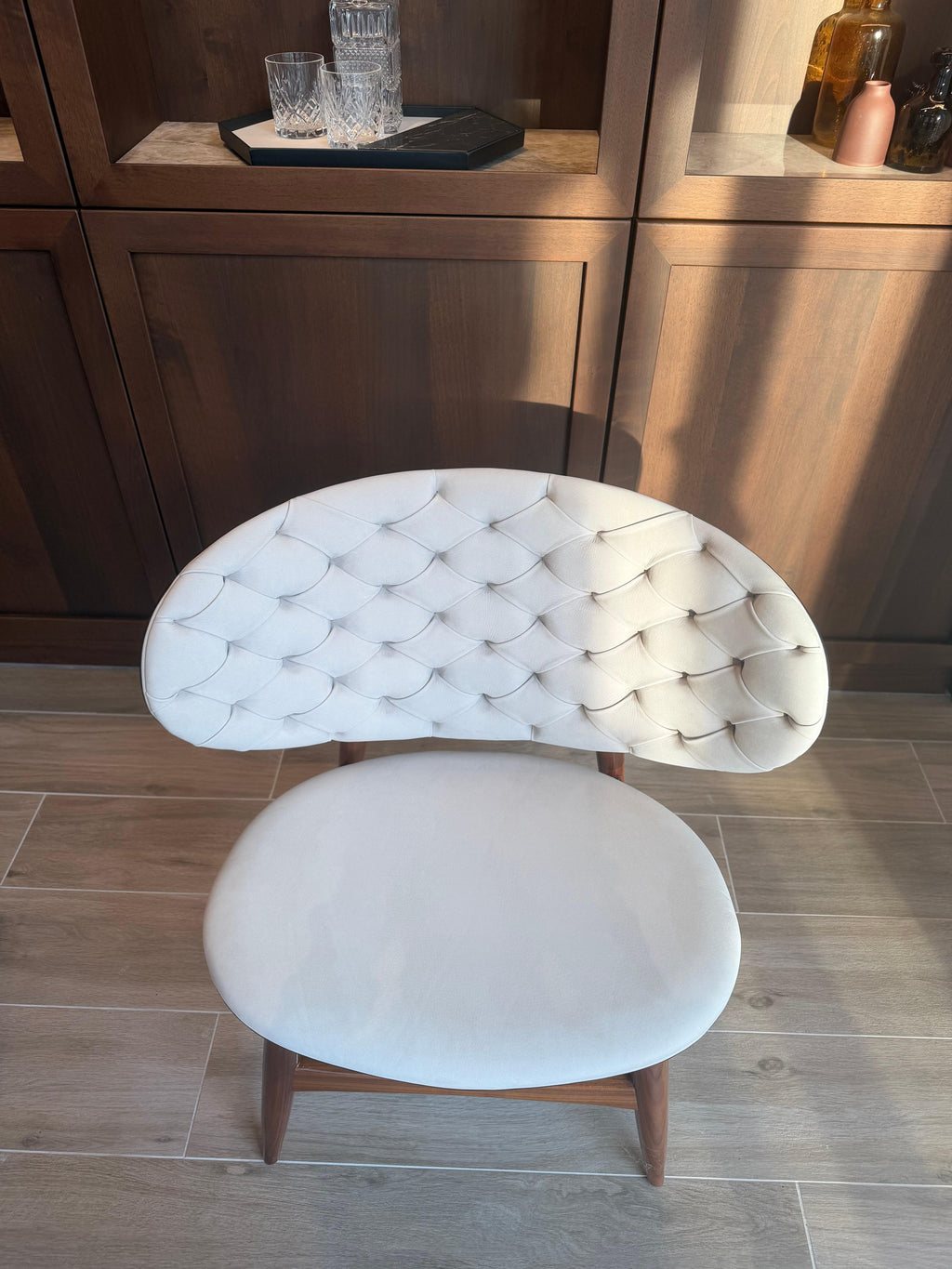 https://a.1stdibscdn.com/baxter-dalma-armchair-by-draga-aurel-tufted-leather-wood-for-sale-picture-6/f_108682/f_494480021774996228434/tempImageFl4TGz_master.jpg