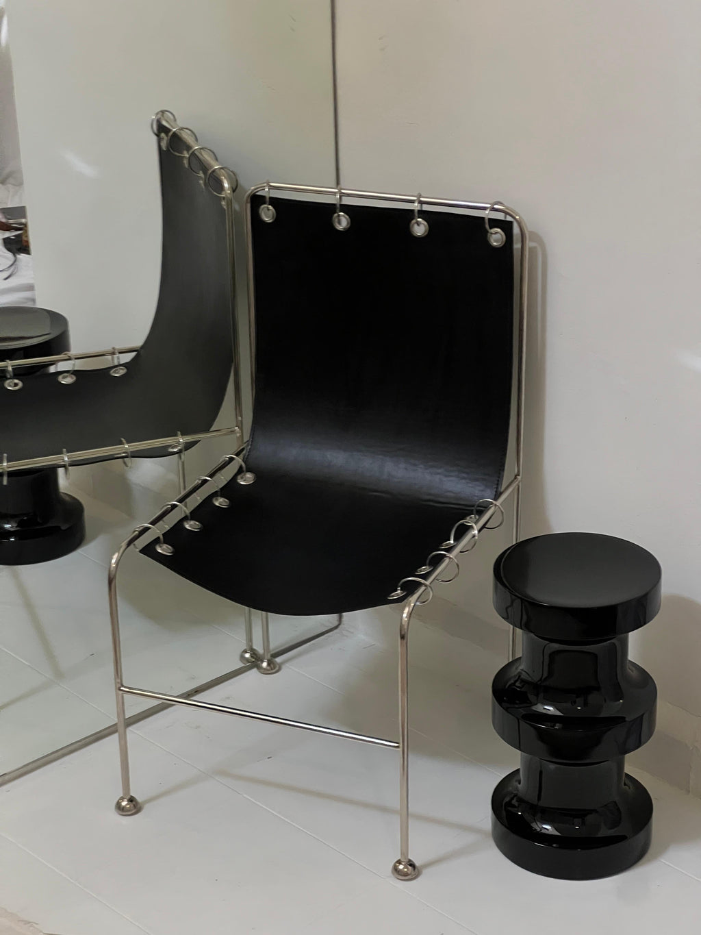 https://a.1stdibscdn.com/institution-sculptural-chair-black-leather-for-sale-picture-2/f_69682/f_49345832/tempImagePzkVa7_1774291598252_master.jpg
