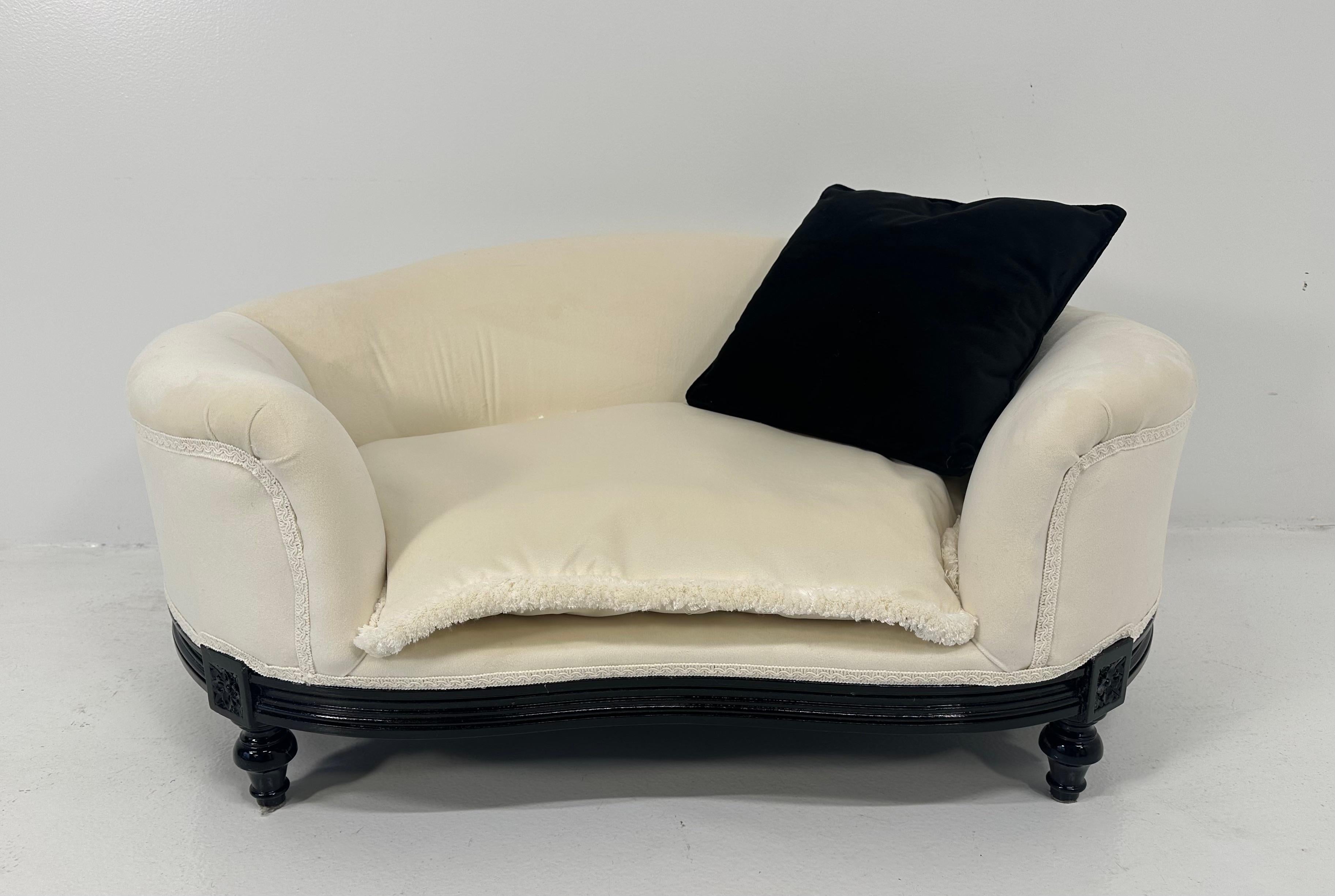 https://a.1stdibscdn.com/italian-louis-xvi-style-black-lacquered-and-white-velvet-dogs-bed-for-sale-picture-2/f_21033/f_417765221728826001871/tempImageSx31r8_master.jpg