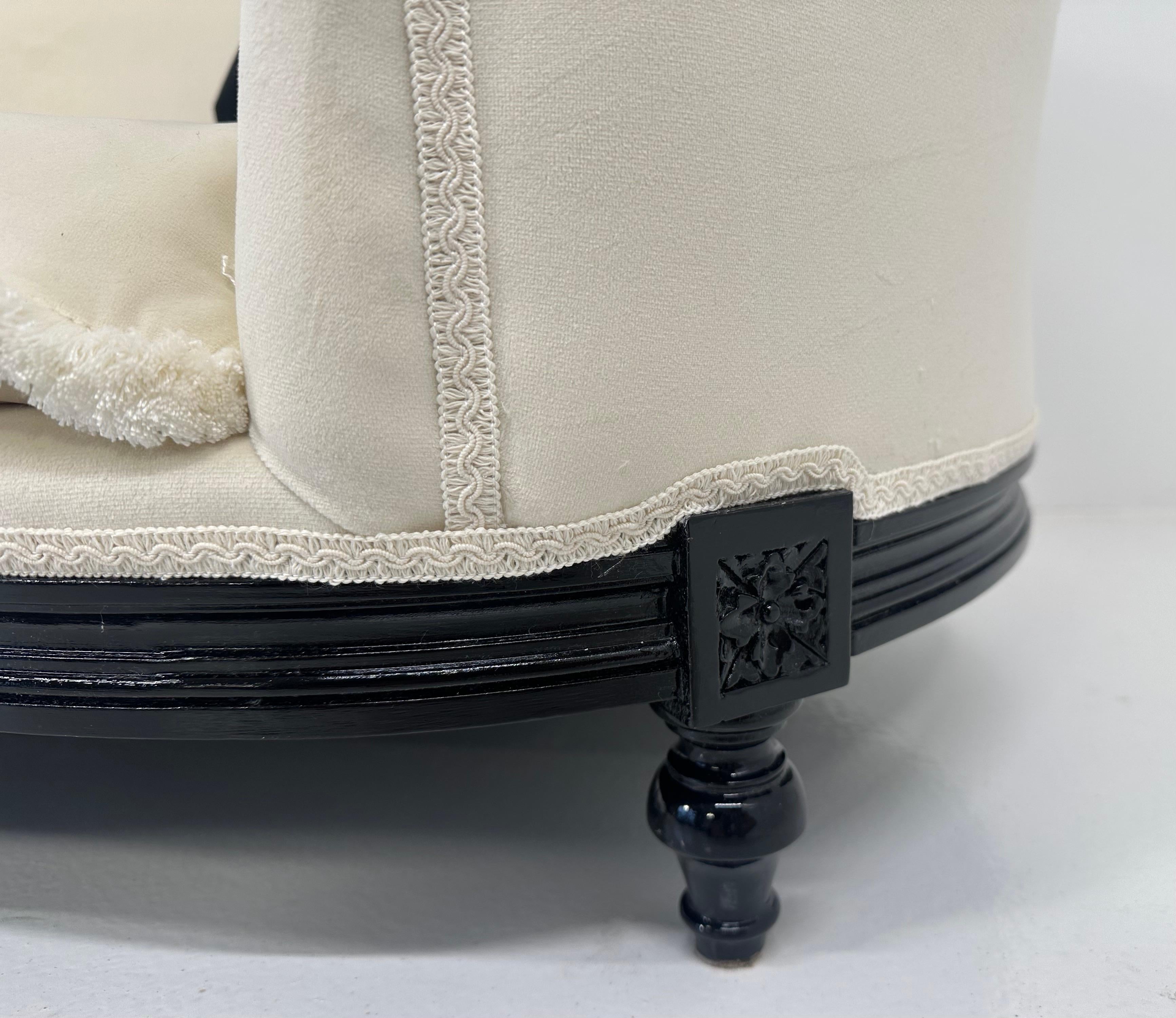 https://a.1stdibscdn.com/italian-louis-xvi-style-black-lacquered-and-white-velvet-dogs-bed-for-sale-picture-6/f_21033/f_417765221728826009379/tempImageYHBoWv_master.jpg