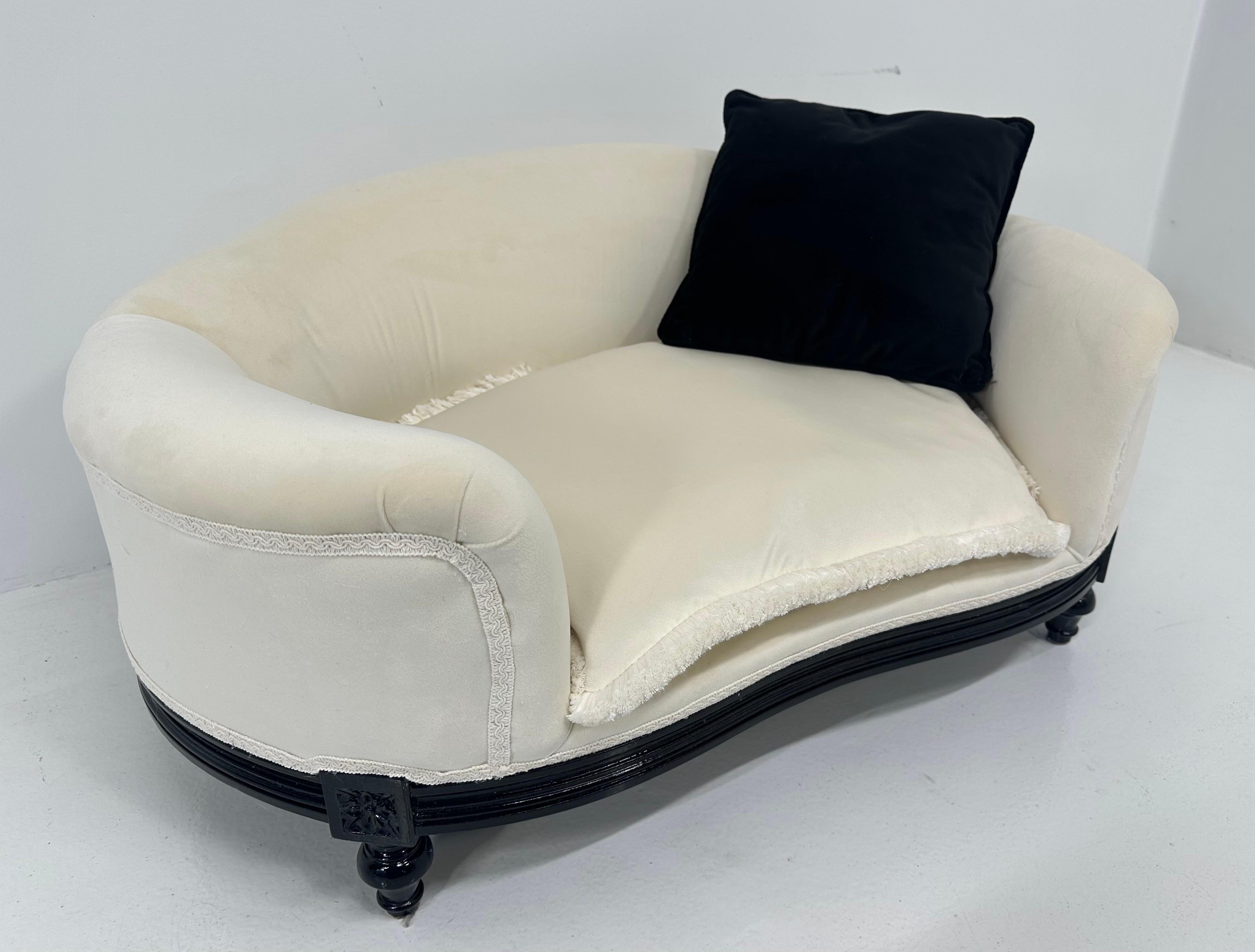 https://a.1stdibscdn.com/italian-louis-xvi-style-black-lacquered-and-white-velvet-dogs-bed-for-sale-picture-5/f_21033/f_417765221728826009377/tempImagedTIQAu_master.jpg