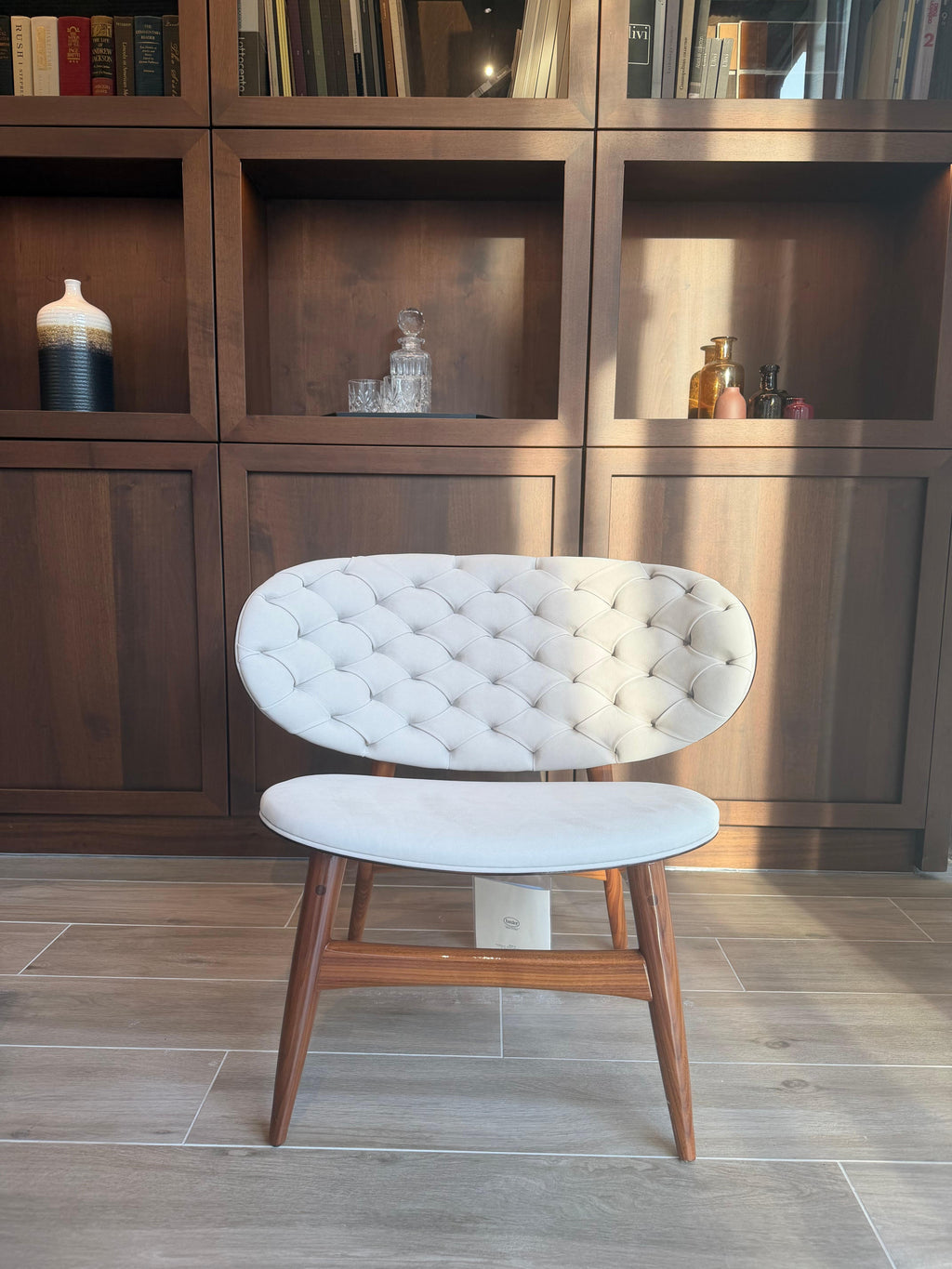 https://a.1stdibscdn.com/baxter-dalma-armchair-by-draga-aurel-tufted-leather-wood-for-sale-picture-2/f_108682/f_494480021774996227581/tempImageh3lcSz_master.jpg