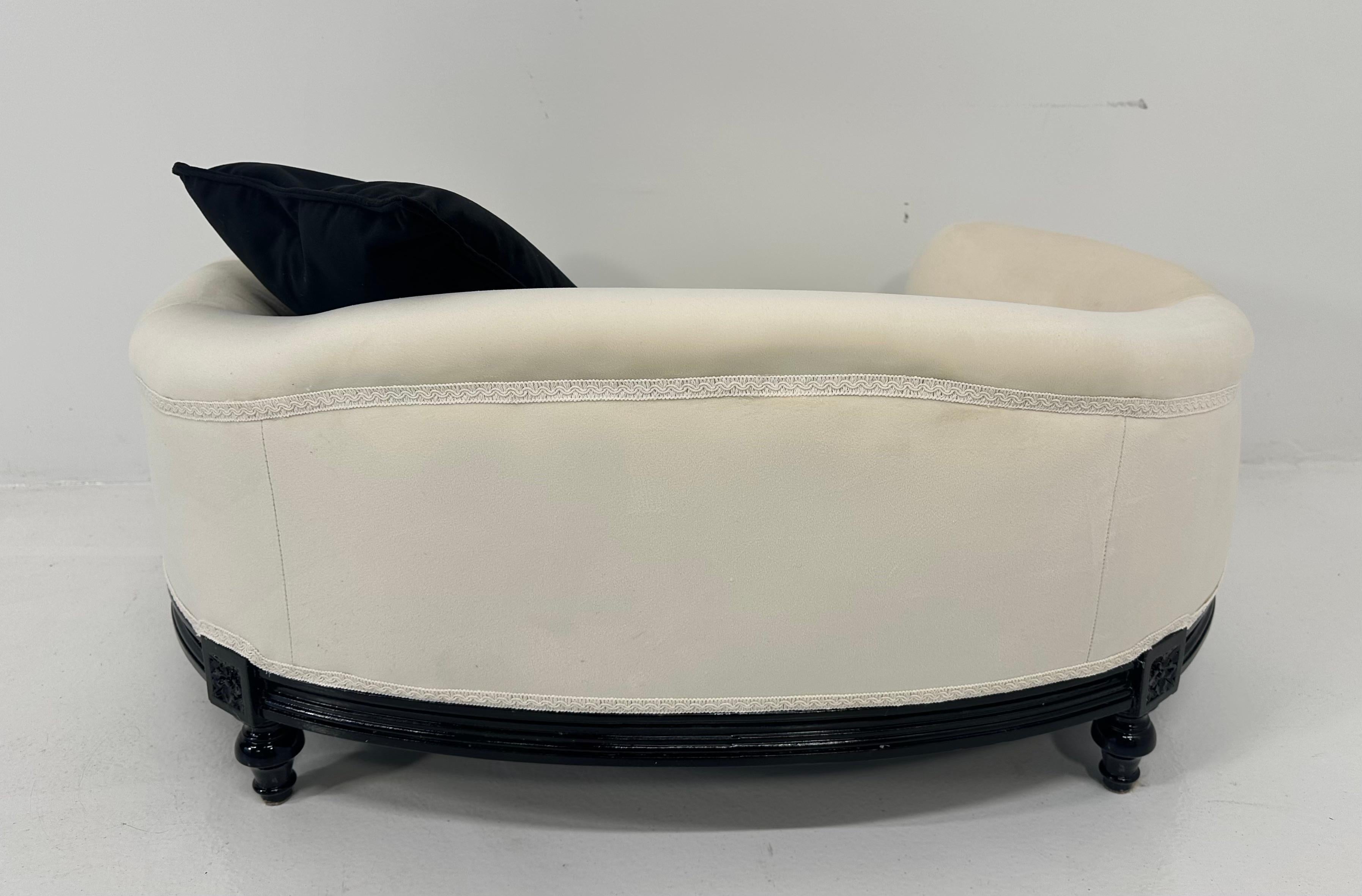 https://a.1stdibscdn.com/italian-louis-xvi-style-black-lacquered-and-white-velvet-dogs-bed-for-sale-picture-8/f_21033/f_417765221728826009947/tempImagemT4oHK_master.jpg