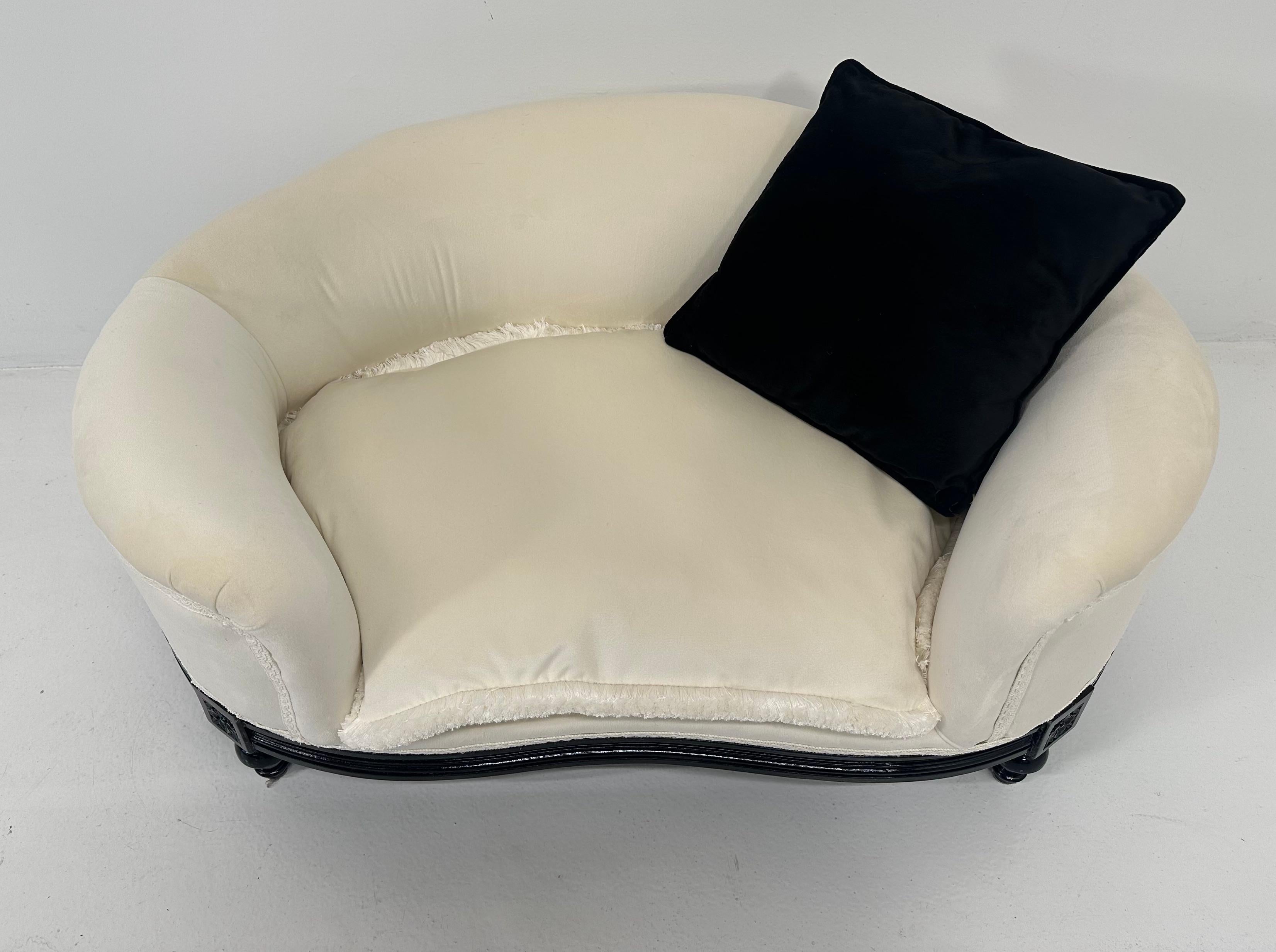 https://a.1stdibscdn.com/italian-louis-xvi-style-black-lacquered-and-white-velvet-dogs-bed-for-sale-picture-4/f_21033/f_417765221728826008883/tempImagen2wiP9_master.jpg