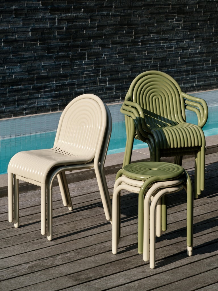 https://a.1stdibscdn.com/pair-of-tom-dixon-groove-aluminum-outdoor-dining-chairs-in-putty-for-sale-picture-2/f_14472/f_438536921740778826545/tom_dixon_groove_chair_11_master.jpg?width=768