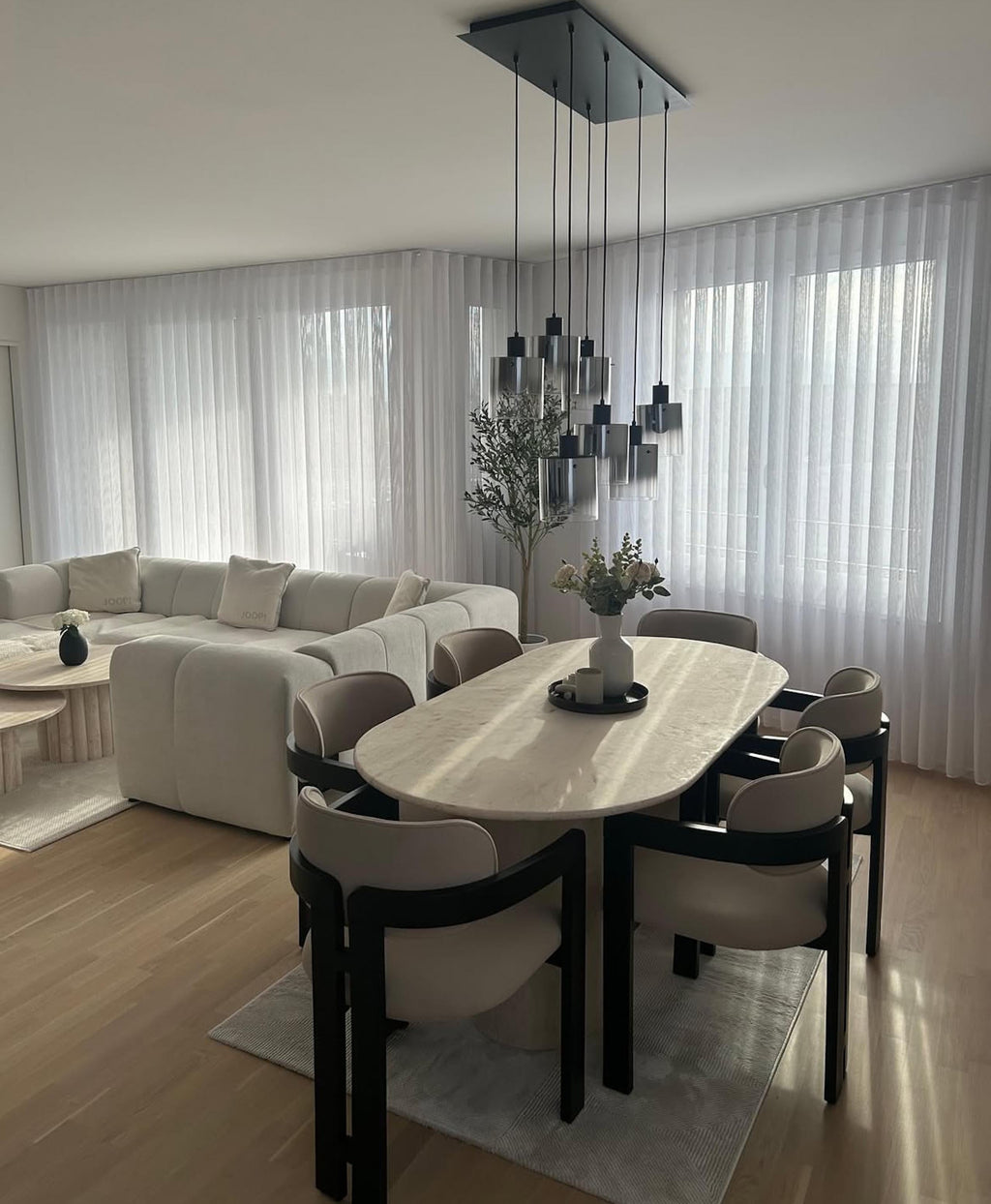 https://a.1stdibscdn.com/italian-travertine-dining-table-marble-table-for-sale-picture-7/f_91932/f_438411721740745063331/travertine_dining_kitchen_table_6_master.jpg