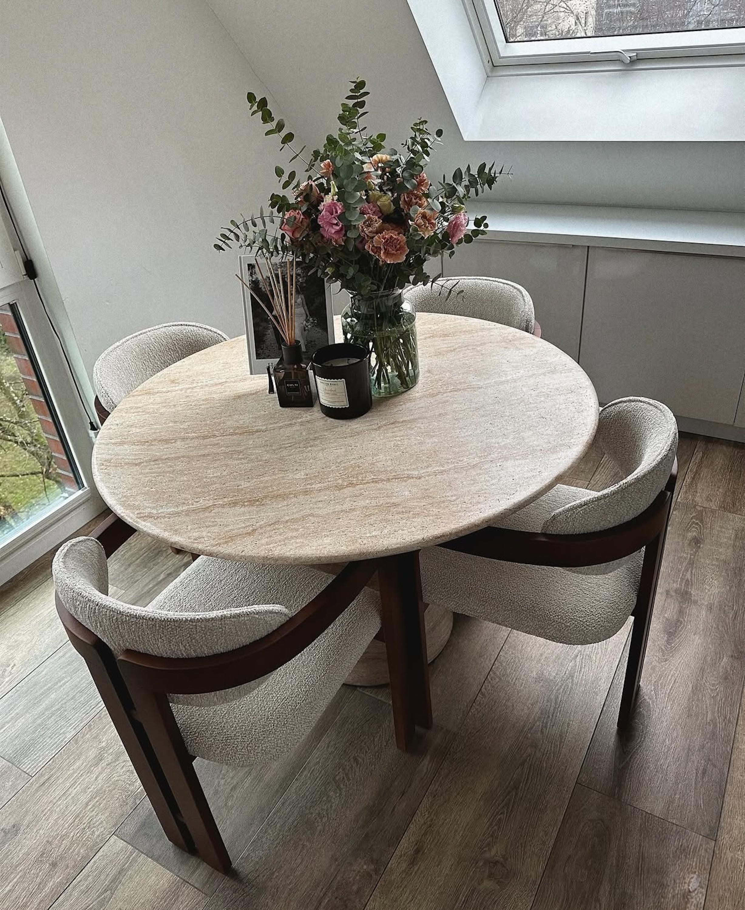 https://a.1stdibscdn.com/italian-travertine-dining-round-table-customizable-marble-round-table-for-sale-picture-2/f_91932/f_436894021739891420427/travertine_dining_table_conic_leg_1_master.jpg