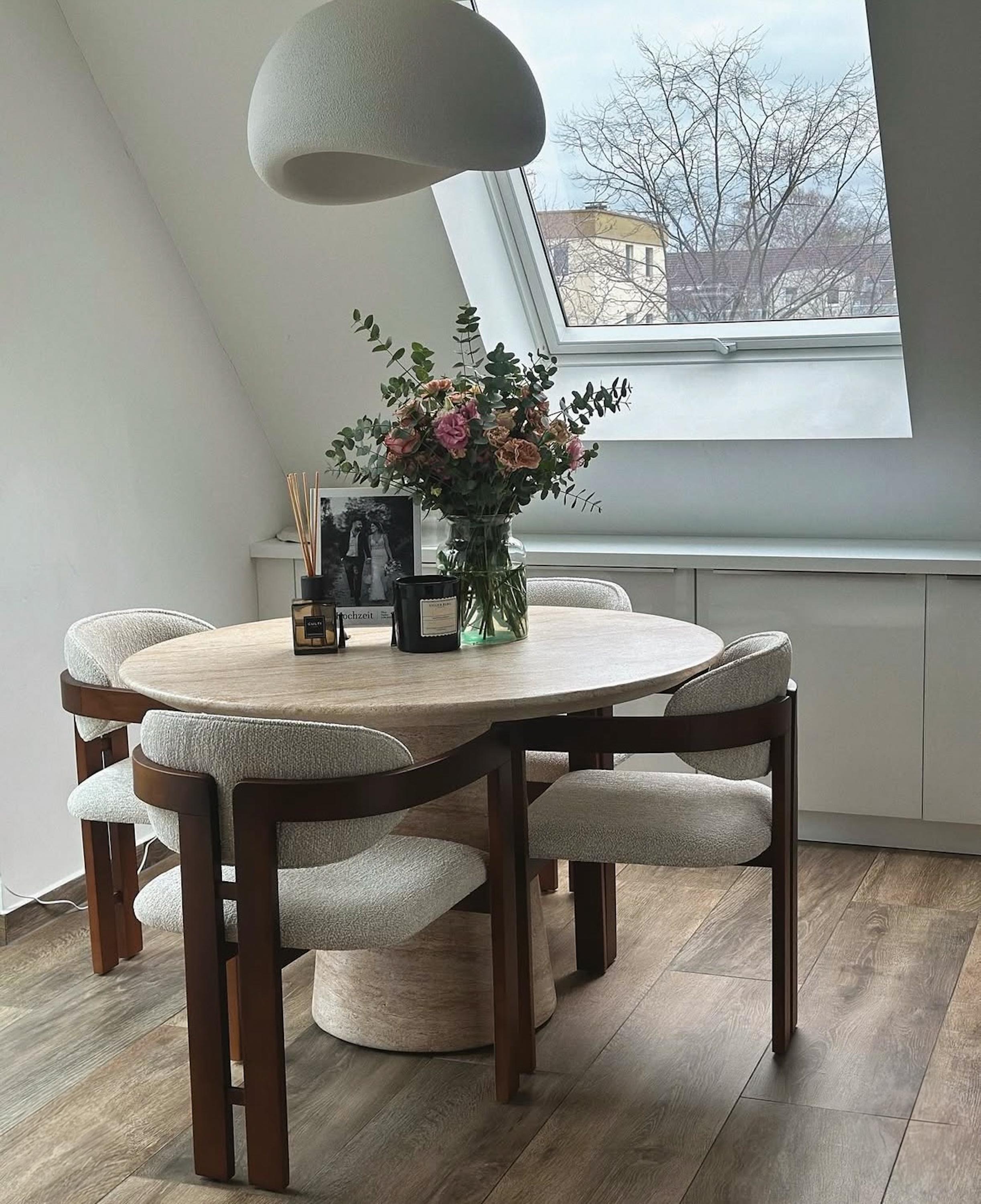 https://a.1stdibscdn.com/italian-travertine-dining-round-table-customizable-marble-round-table-for-sale-picture-5/f_91932/f_436894021739891420376/travertine_dining_table_conic_leg_4_master.jpg