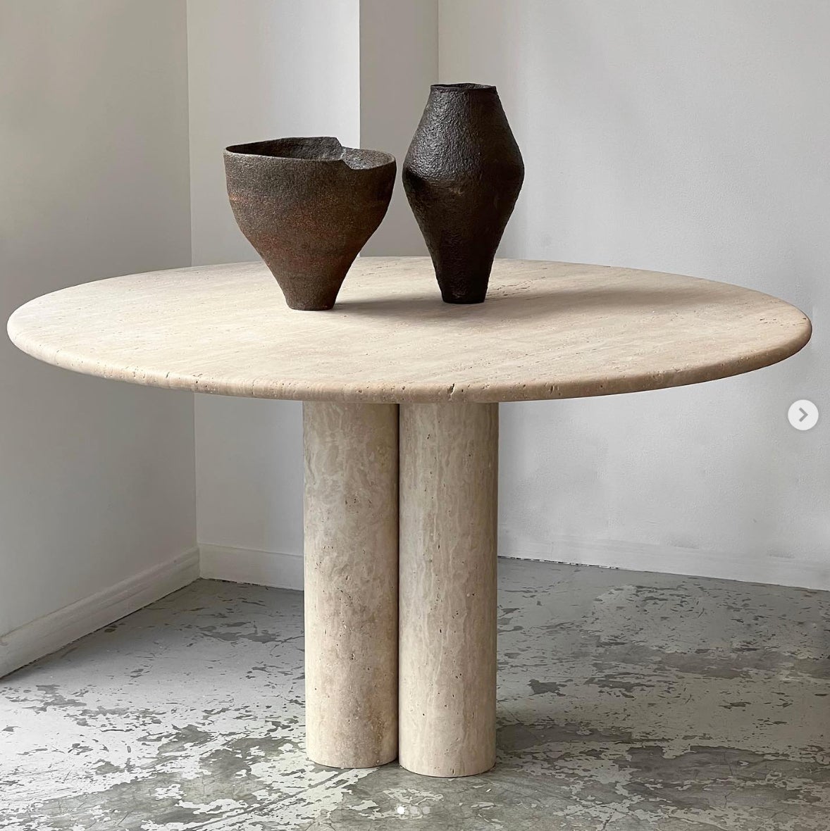 https://a.1stdibscdn.com/cream-travertine-round-dining-table-in-the-style-of-1970-mario-bellini-for-sale/f_80522/f_325801721678817898062/unfilled_travertine_round_dining_3__org.jpg