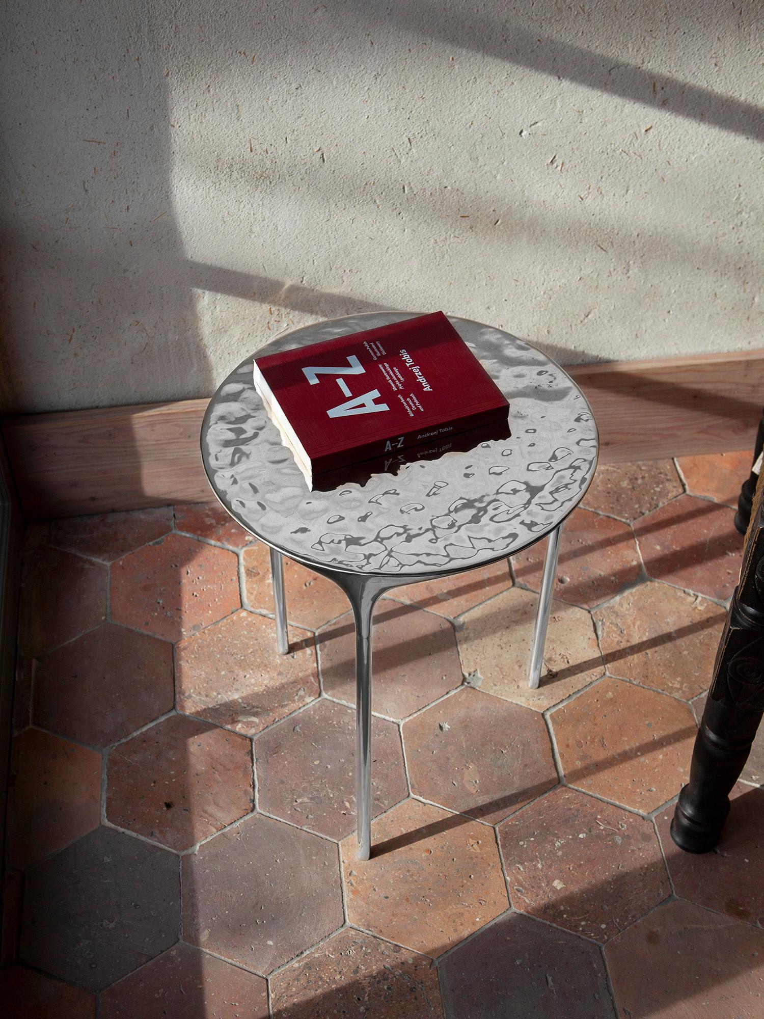 https://a.1stdibscdn.com/coffee-table-handmade-sandcasted-metal-in-rippled-aluminium-by-unism-for-sale-picture-3/f_98462/f_475250021763134914034/unism_fluid_coffee_table_rippled_brass_image_5_master.jpg