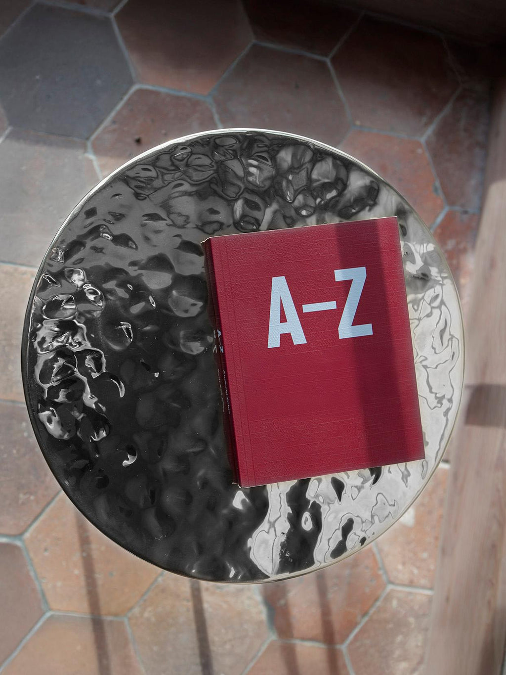 https://a.1stdibscdn.com/coffee-table-handmade-sandcasted-metal-in-rippled-aluminium-by-unism-for-sale-picture-4/f_98462/f_475250021763134913801/unism_fluid_coffee_table_rippled_brass_image_6_master.jpg