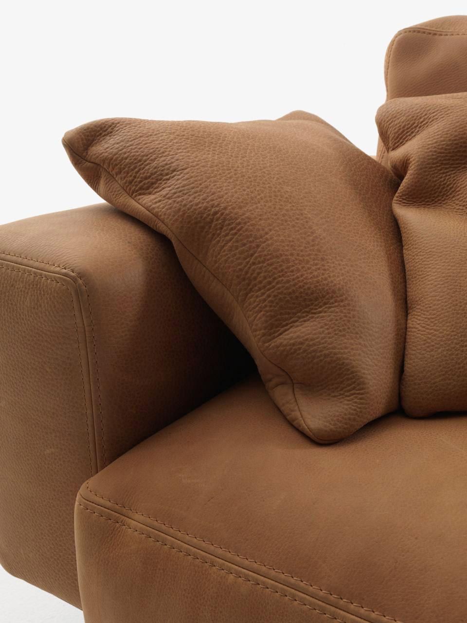 https://a.1stdibscdn.com/leather-sofa-with-walnut-frame-riva-1920-utah-sofa-for-sale-picture-5/f_105752/f_489486221771879981912/utah_sofa_1753797668_master.jpg