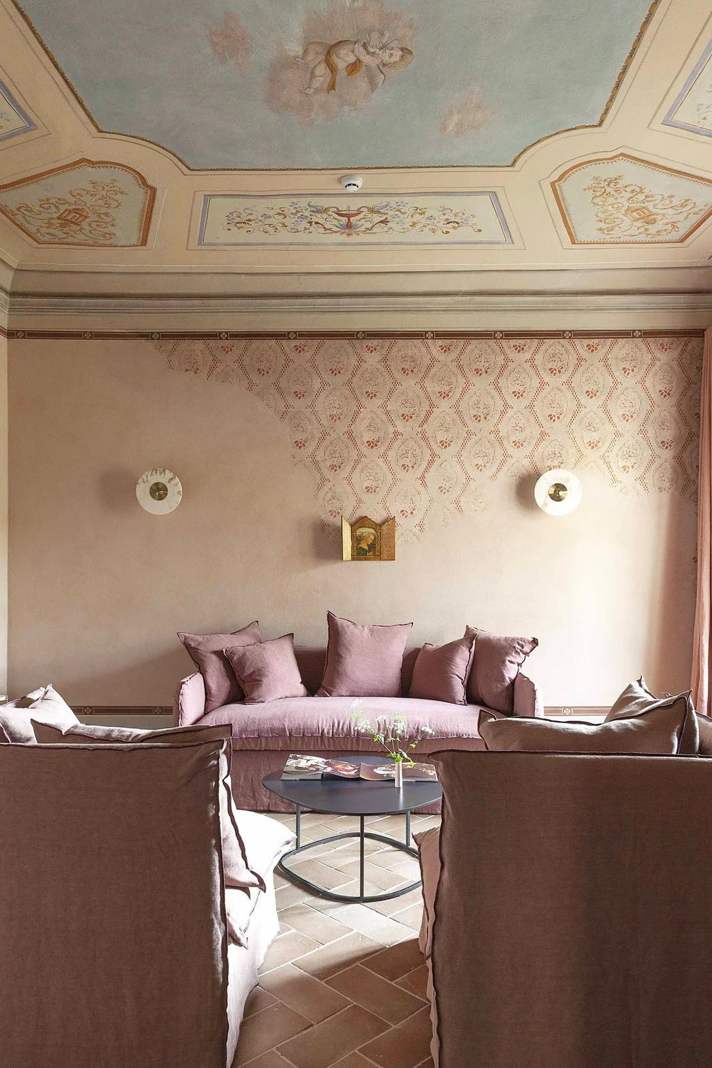 https://a.1stdibscdn.com/sofa-bed-gervasoni-ghost-13-design-paola-navone-for-sale-picture-17/f_105752/f_465013321756829647149/v3_aw_2023_06_05_004_5_2x_master.jpeg