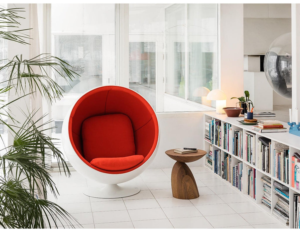https://a.1stdibscdn.com/iconic-eero-aarnio-black-swivel-ball-lounge-chair-for-sale-picture-7/f_44652/f_211803521603813179714/walnut_ball_master.jpg