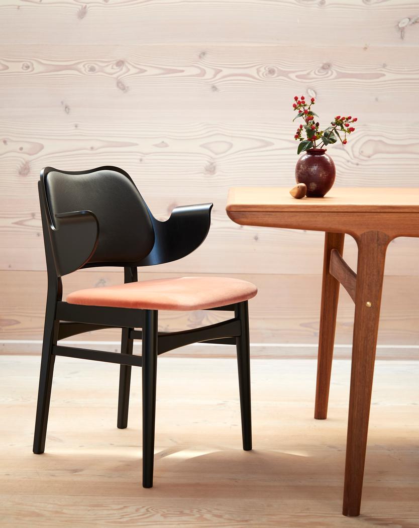 https://a.1stdibscdn.com/evermore-dining-table-walnut-160-by-warm-nordic-for-sale-picture-4/f_12192/f_344008921684773315496/warmnordic_gesturechair_evermore_teak_01_master.jpg