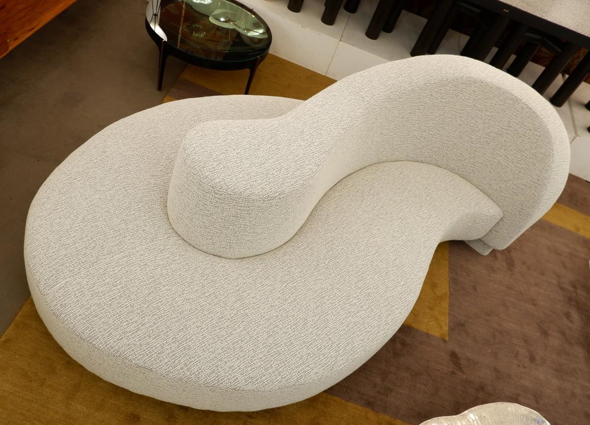 https://a.1stdibscdn.com/contemporary-wave-curved-borne-sofa-in-white-boucle-fabric-italy-for-sale-picture-8/f_22653/f_288098421653485377416/wave_curved_borne_sofa_italy_4210161_en_max_master.jpg