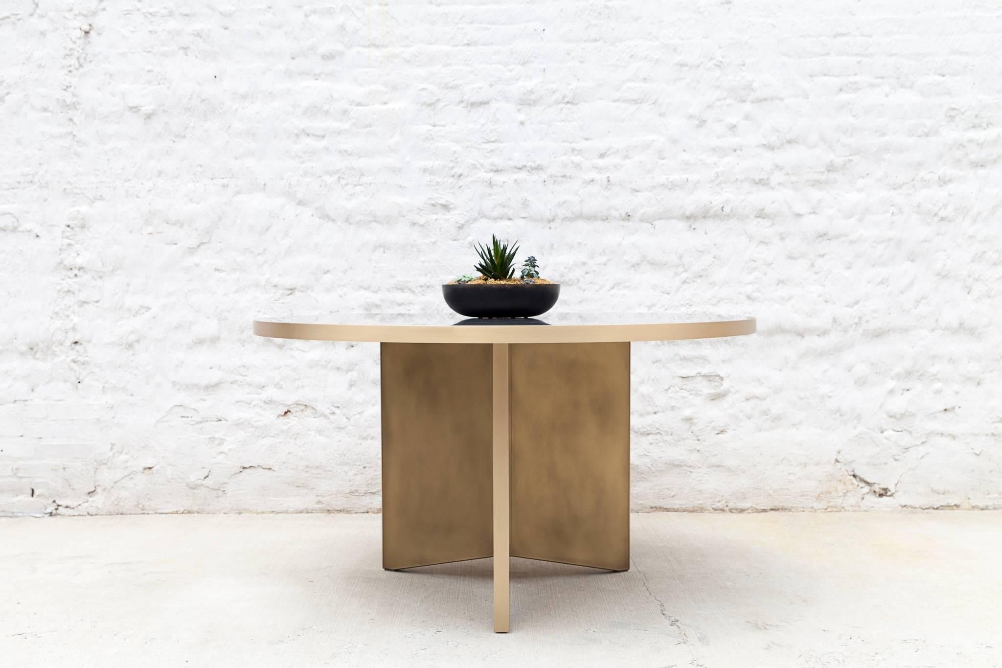 https://a.1stdibscdn.com/vega-dining-table-round-customizable-metal-and-resin-for-sale-picture-3/f_22133/1529599675631/wud_furniture_vega_round_7208_web_master.jpg