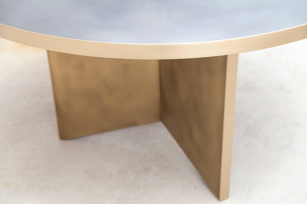 https://a.1stdibscdn.com/vega-dining-table-round-customizable-metal-and-resin-for-sale-picture-6/f_22133/1529599671613/wud_furniture_vega_round_7235_web_master.jpg