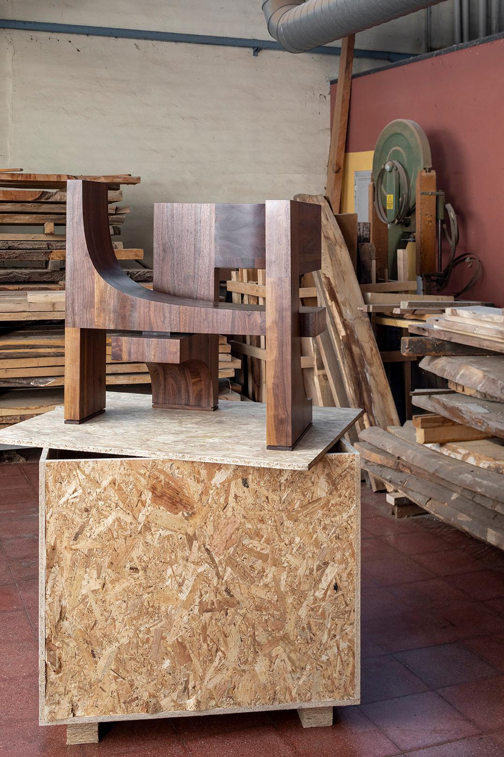 https://a.1stdibscdn.com/epoca-sculptural-armchair-in-solid-walnut-hand-made-in-italy-for-sale-picture-8/f_20243/f_402147121718648634017/z_TRESPOLO_EPOCA_AMBIENTATA_PH_SERENA_ELLER_master.jpg