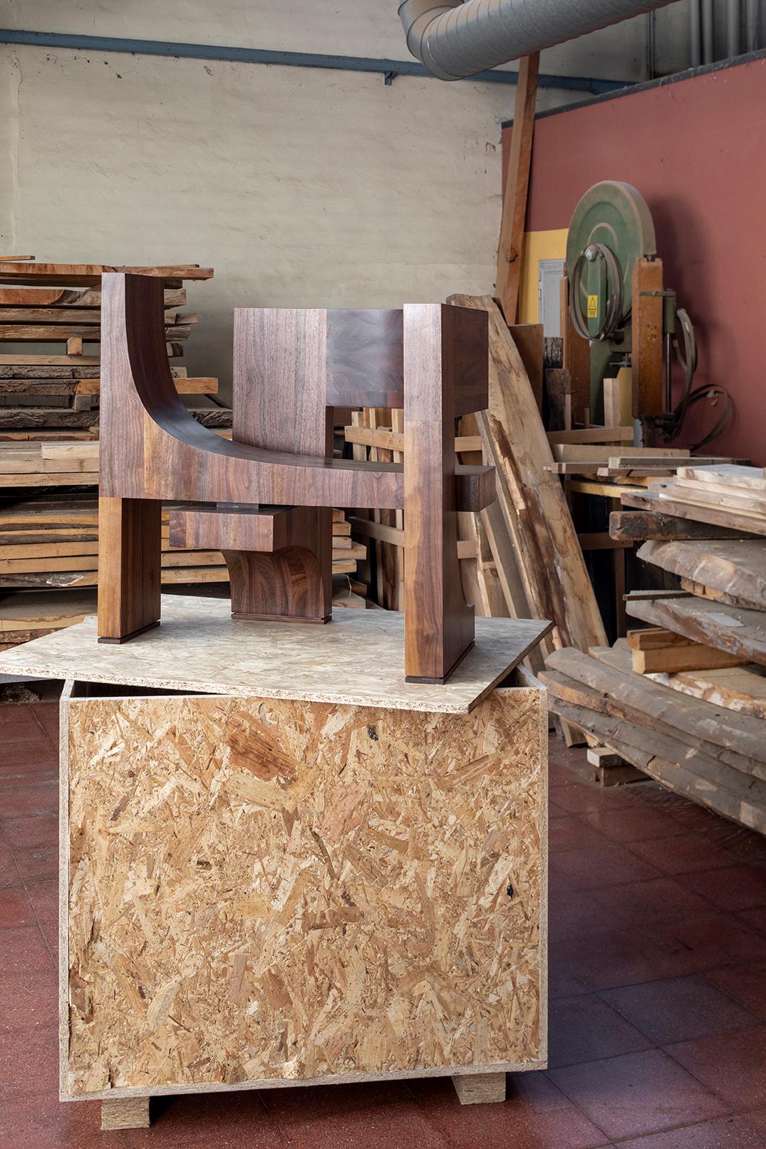 https://a.1stdibscdn.com/epoca-sculptural-armchair-in-solid-walnut-hand-made-in-italy-for-sale-picture-8/f_20243/f_402147121718648634017/z_TRESPOLO_EPOCA_AMBIENTATA_PH_SERENA_ELLER_master.jpg